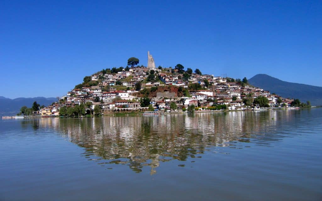 Vista de Janitzio desde el lago de Pátzcuaro.