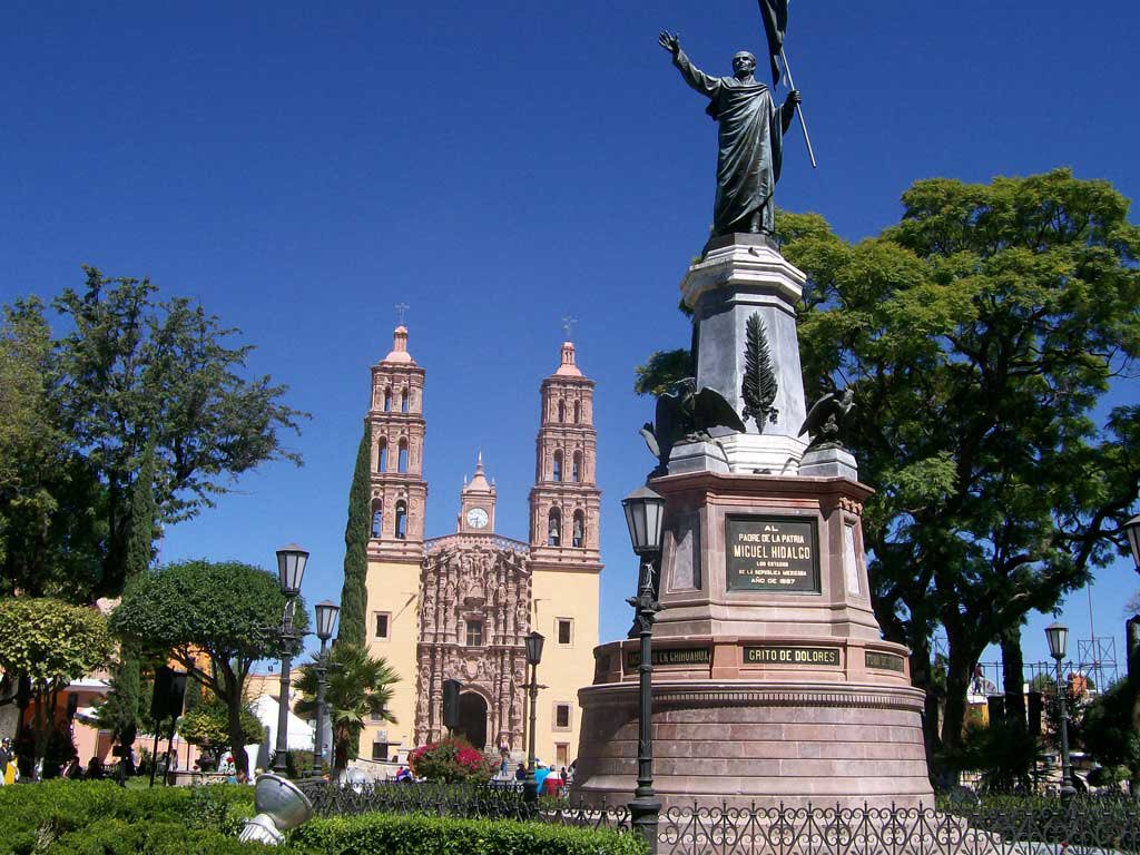 Monumento al padre Hidalgo, en la explanada de Batanes en Salvatierra.