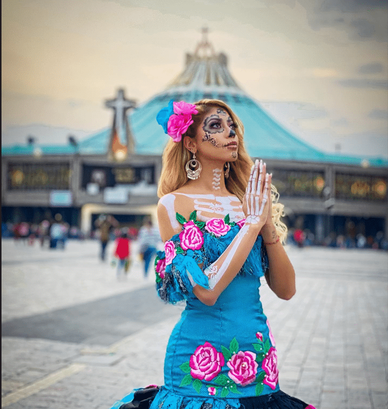 mujer con vestimenta de día de muertos reza en la basílica de Guadalupe