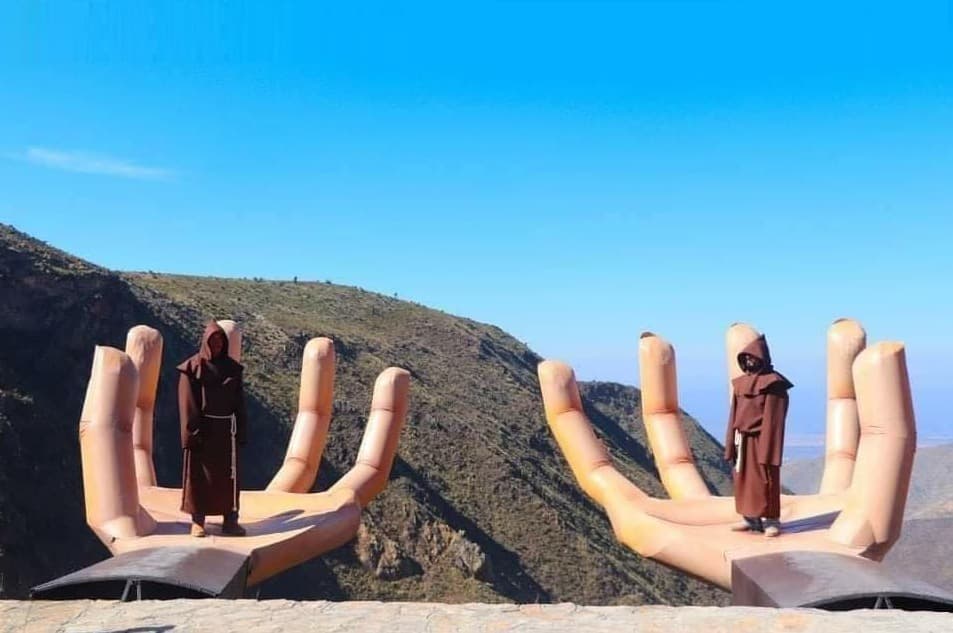 Manos gigantes San Francisco de Asís, nueva atracción turística de Real de Catorce.