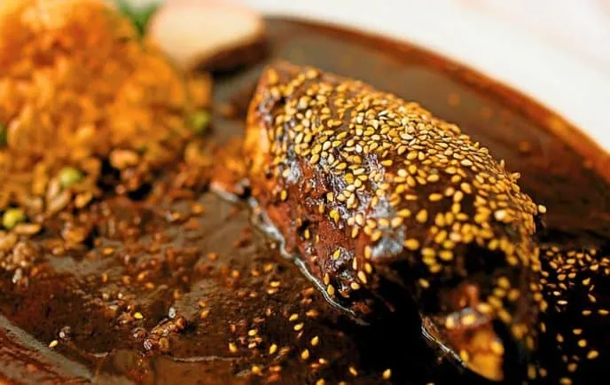 El mole poblano es uno de los platillos más tradicionales y representativos de la gastronomía de nuestro país. 