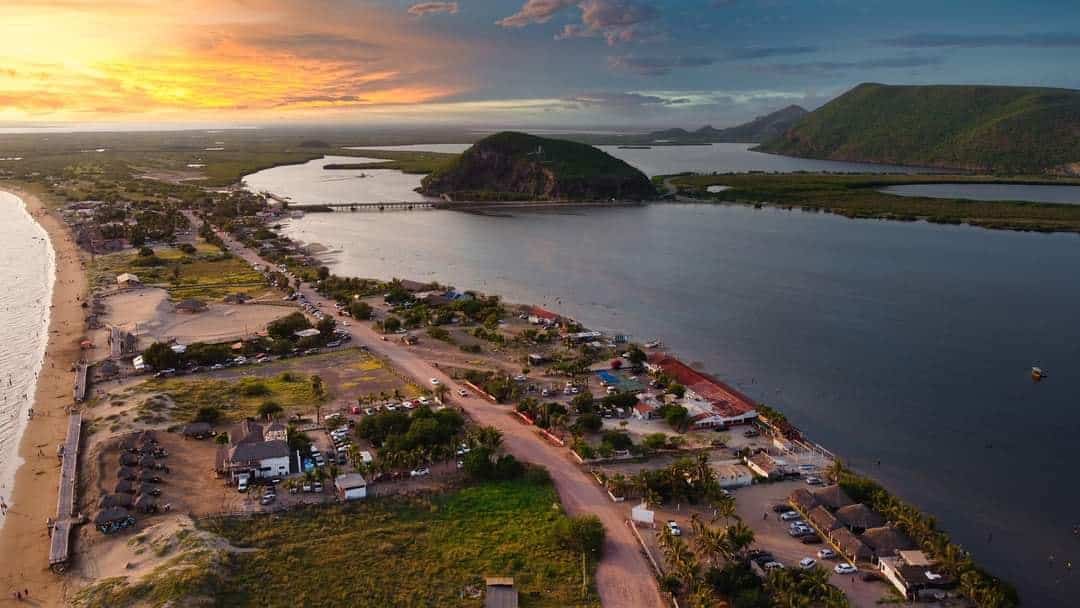 A solo 40 km. de Los Mochis, Sinaloa, se encuentra la isla Maviri con hermosos paisajes, atardeceres de película y una gastronomía inigualable.