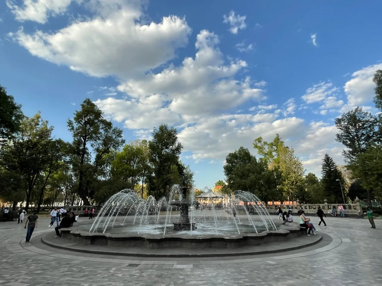 Si eres un amante de la historia y te encanta descubrir los secretos de la Ciudad de México, te invitamos a conocer un lugar lleno de magia y tradición: la Alameda Central.