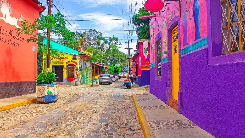 Una de las formas más bonitas de recorrer todo el estado de Jalisco es sin duda pasando por el Pueblo Mágico de Ajijic y es que sus calles