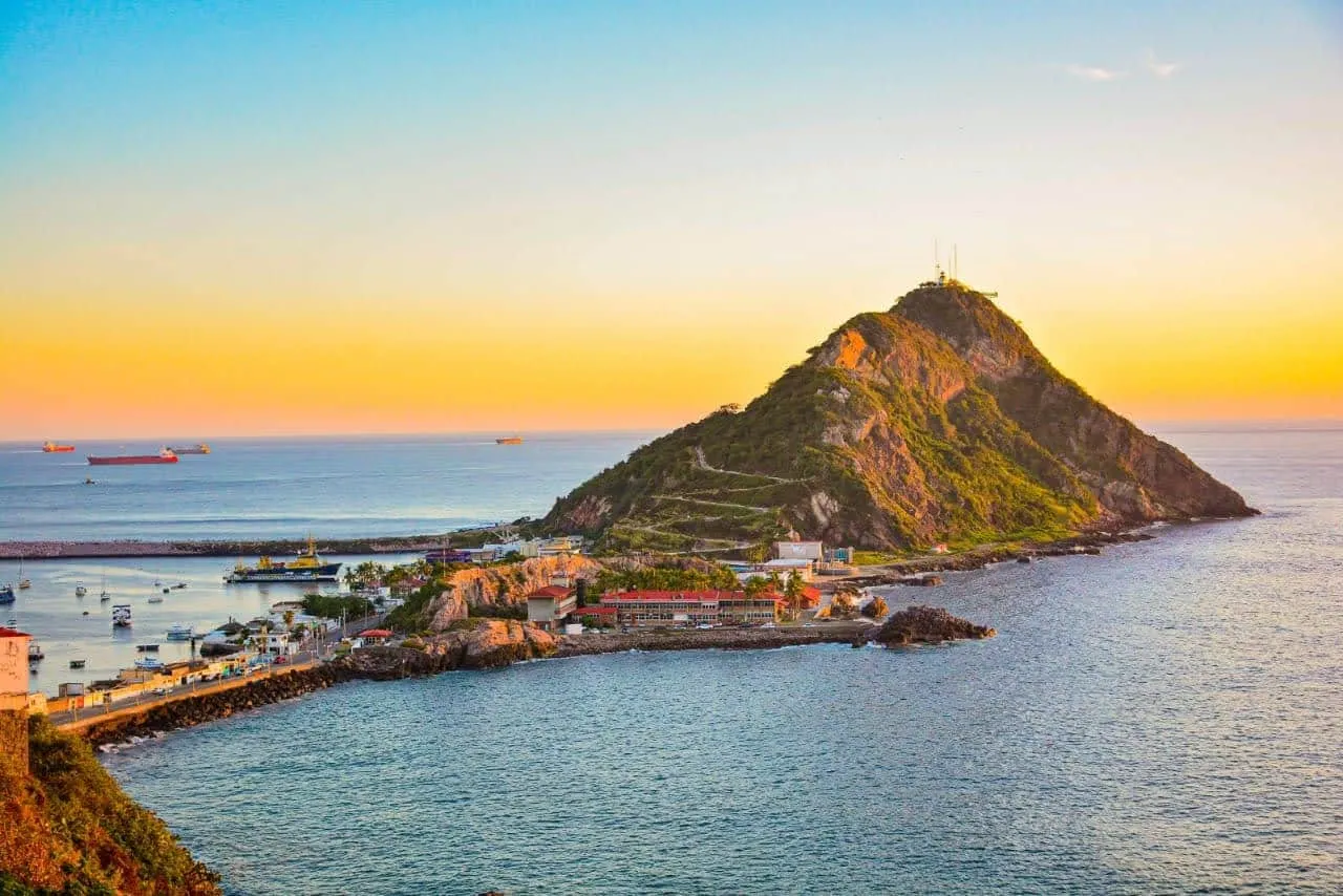 Ven y vista el Faro de Mazatlán, uno de los más grandes del mundo