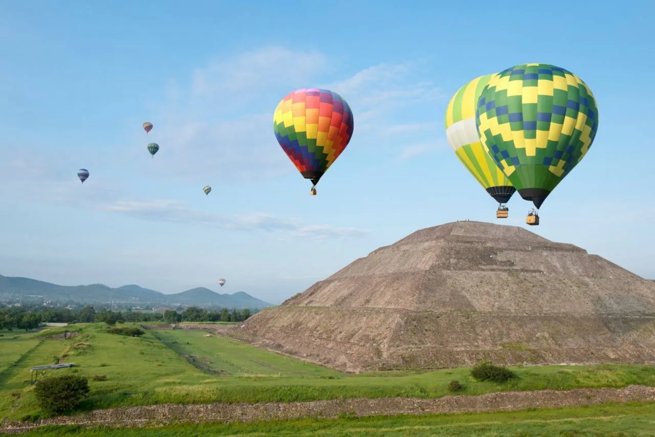 Los vuelos en globo aerostático sobre la zona arqueológica de Teotihuacán son una de las experiencias más espectaculares para visitantes.