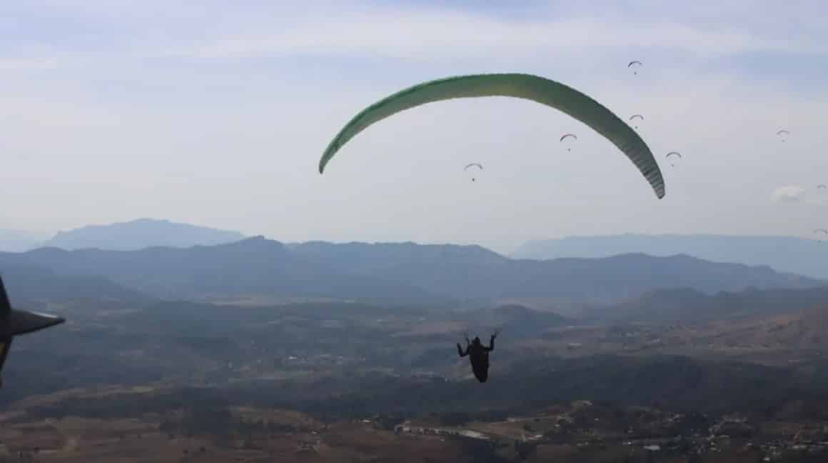Parapente en Peñón del Diablo. Foto: mvt.com Parapente en Peñón del Diablo. Foto: mvt.com