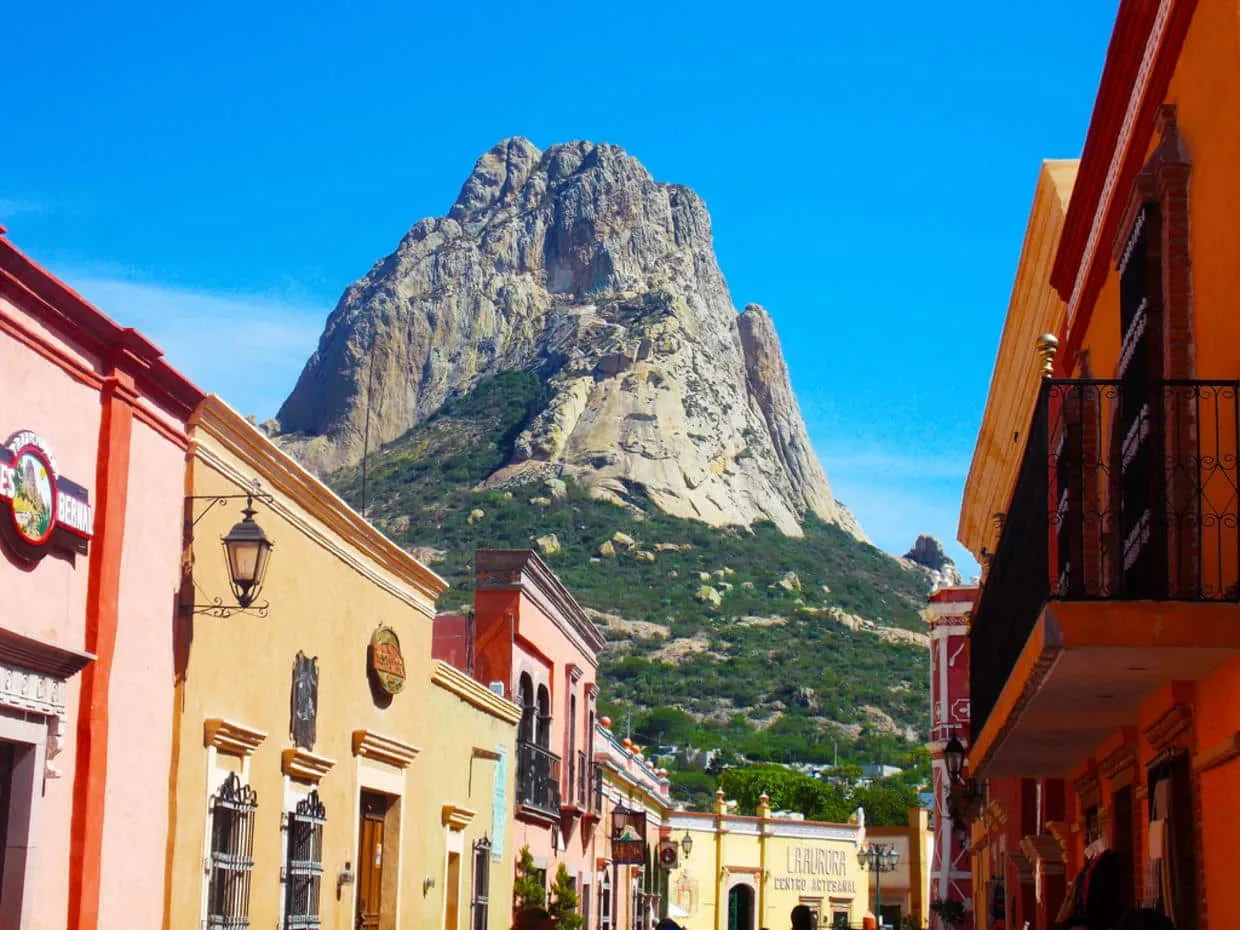 Disney filmó nueva serie en el Pueblo Mágico de Peña de Bernal en Querétaro
