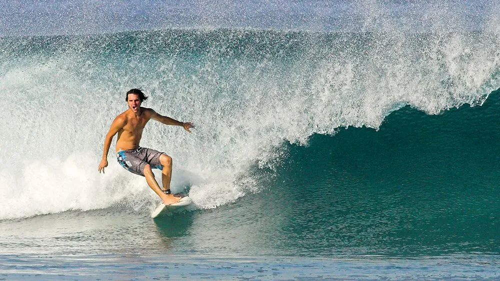 joven surfea en Cuyutlan