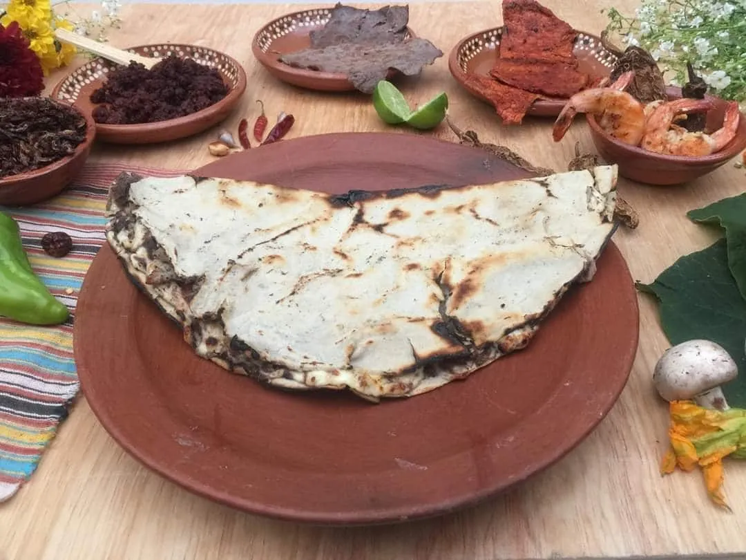 Plato con tlayuda