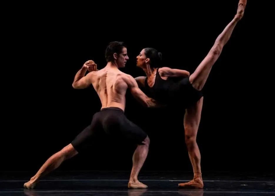 Bailarines de negro