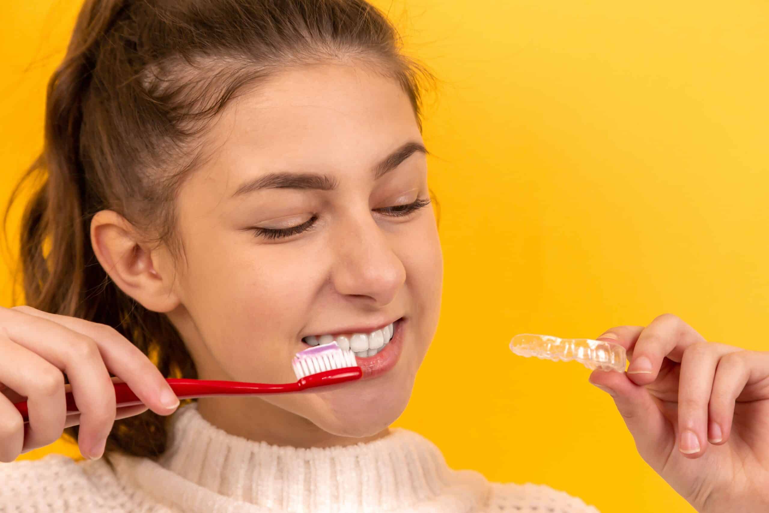 Mujer cepillándose dientes