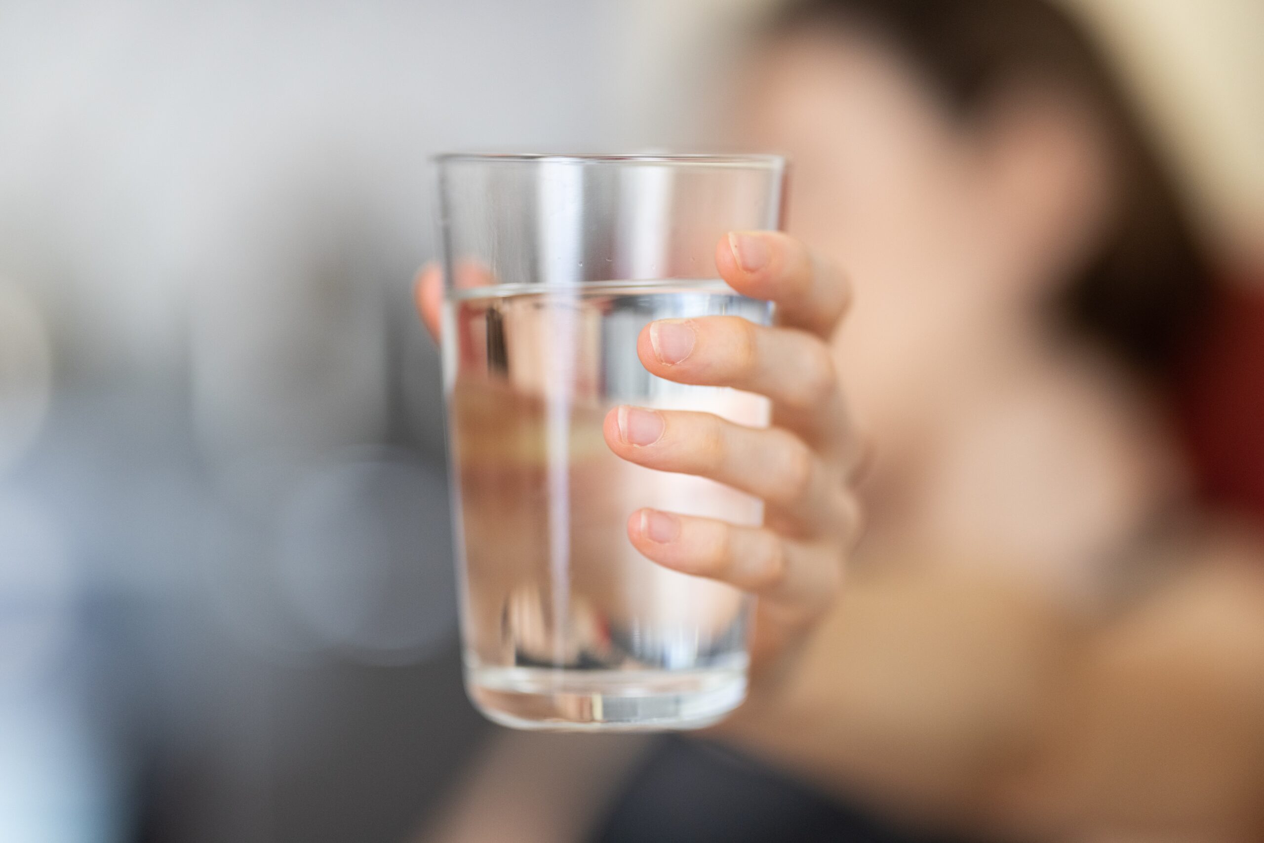 Persona con vaso con agua