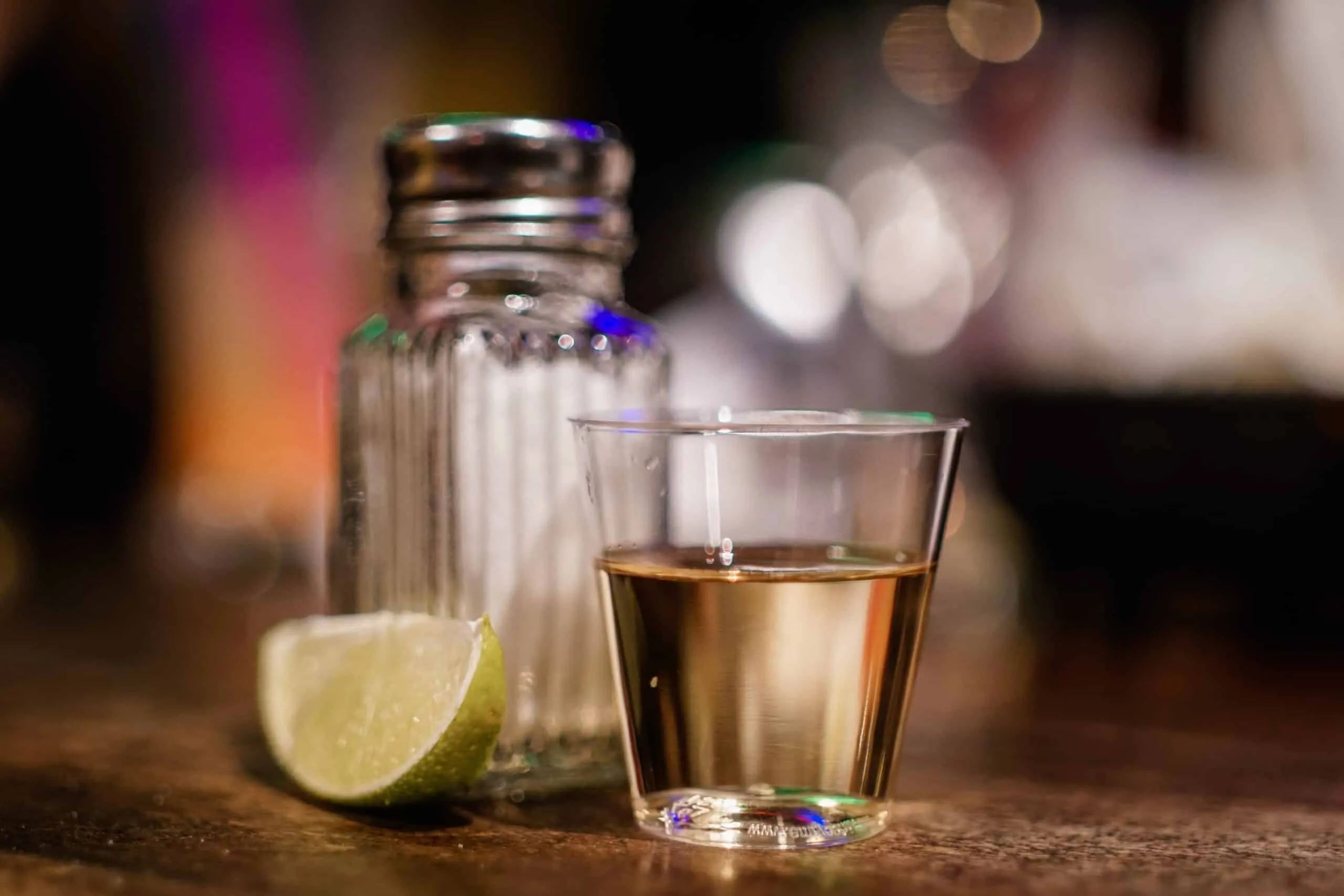 Vaso con tequila y sal