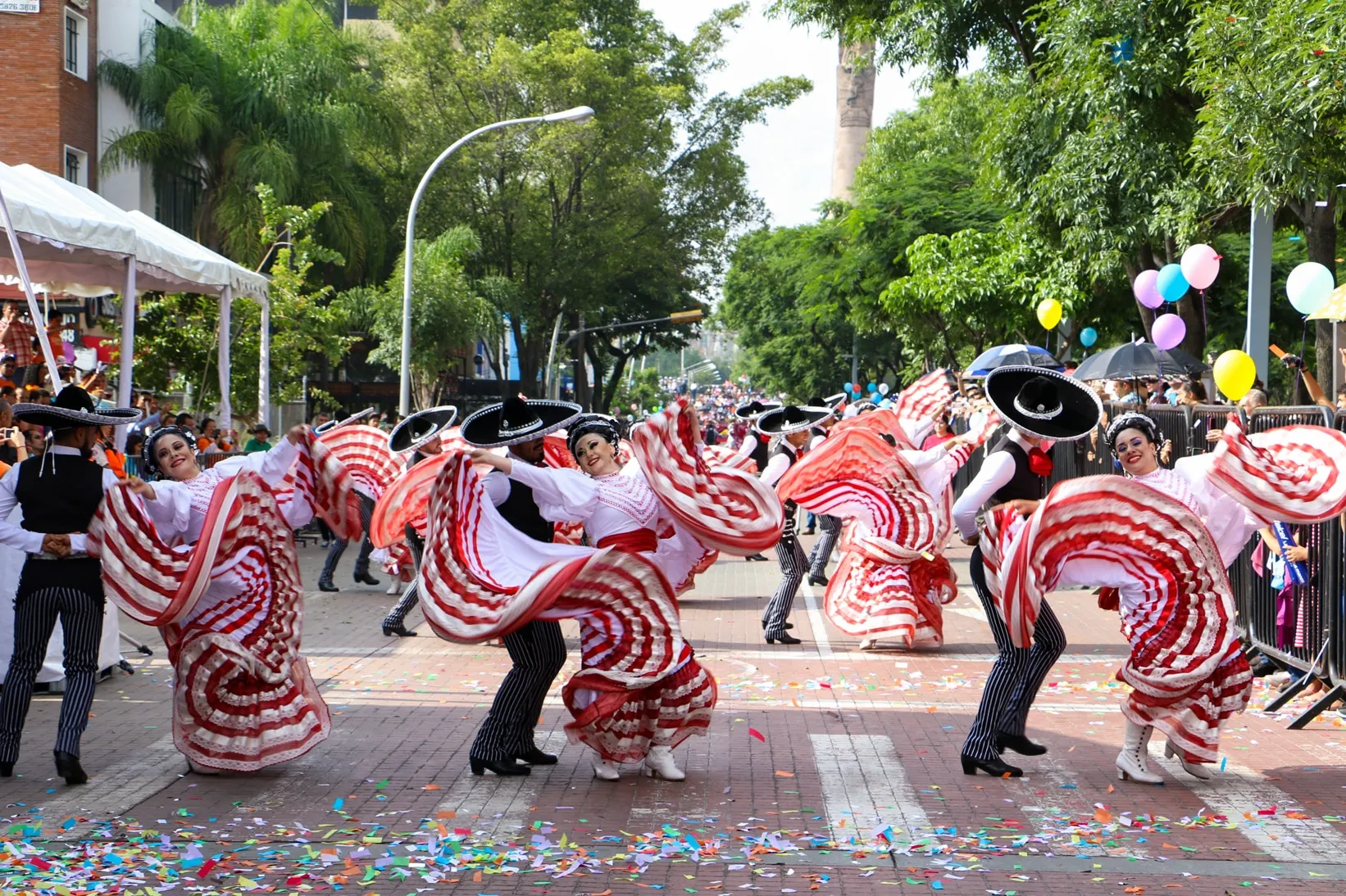 Personas bailando en Guadalajara