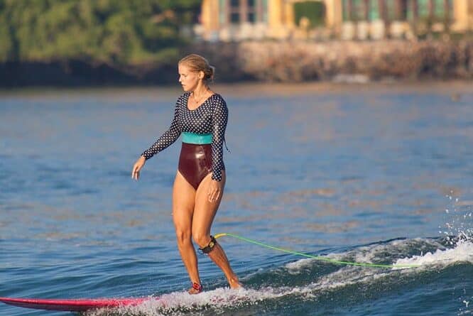 mujer surfea en Sayulita