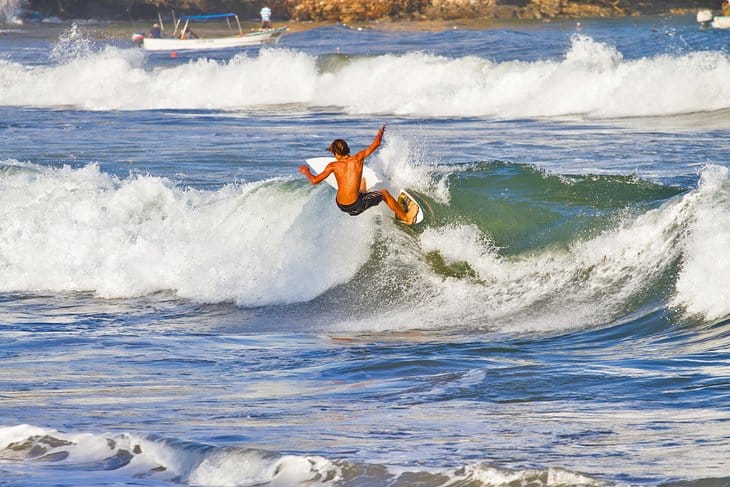 Tres destinos para surfear en México este verano