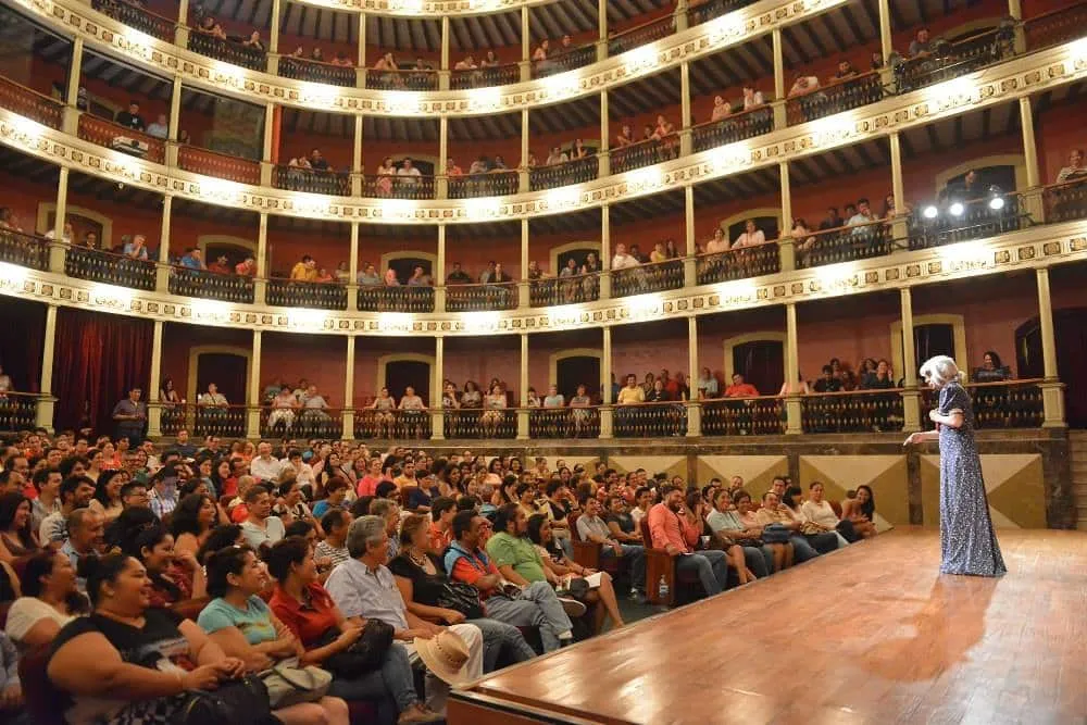 Gente en Teatro Hidalgo