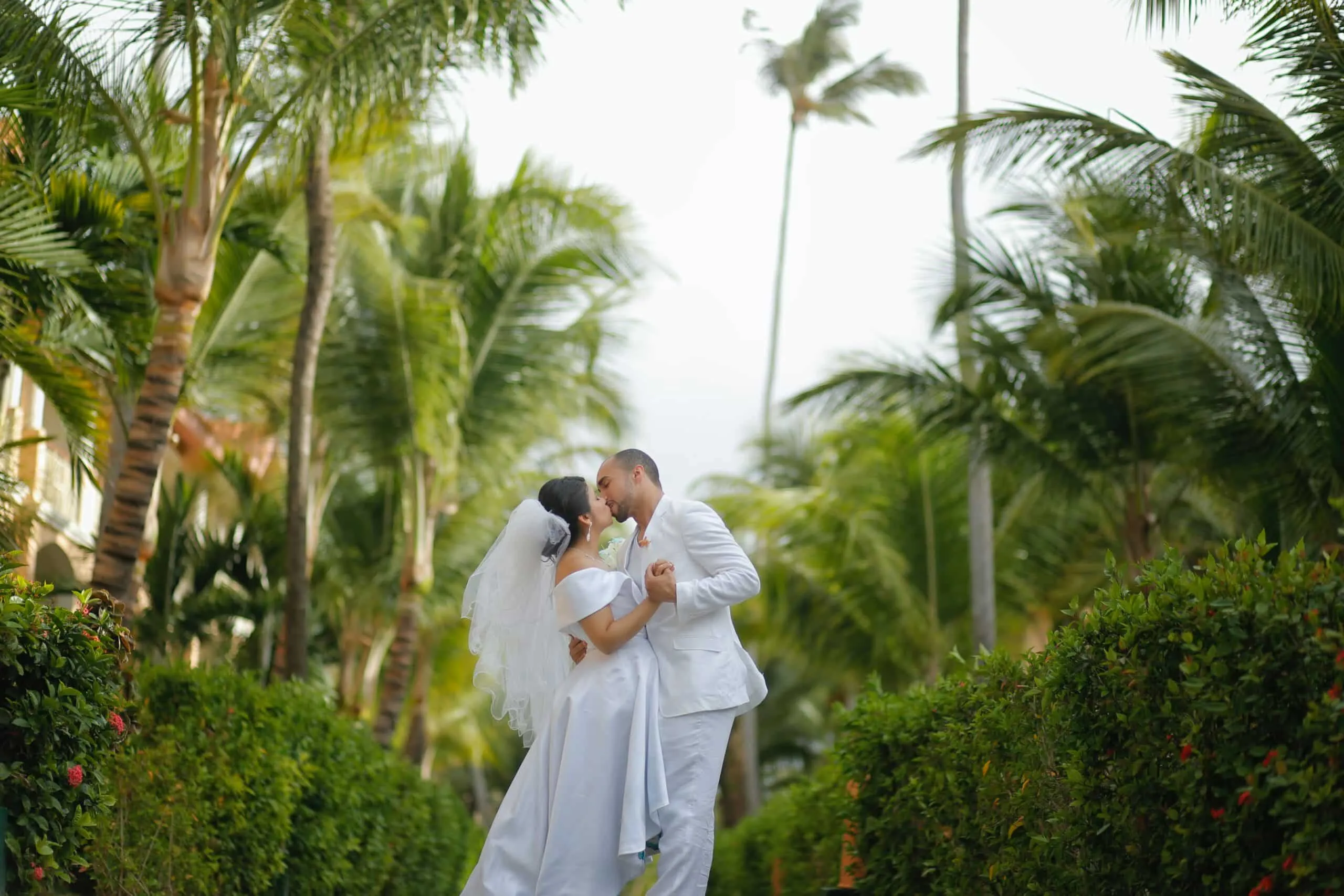 Pareja recién casada besándose