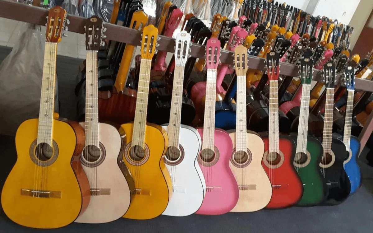 guitarras de colores de paracho
