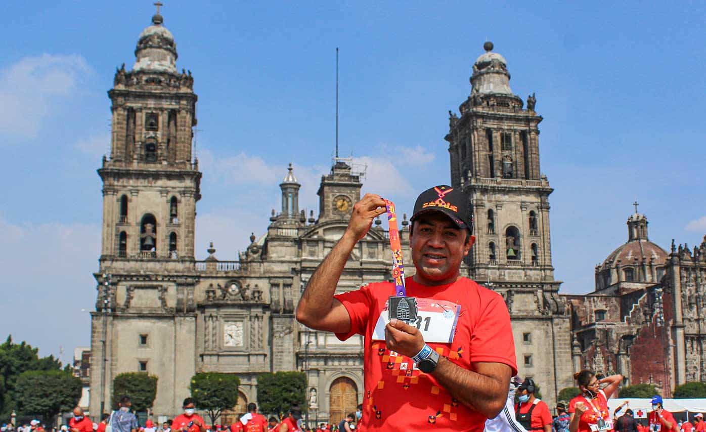 Participante con medalla del Maratón CDMX