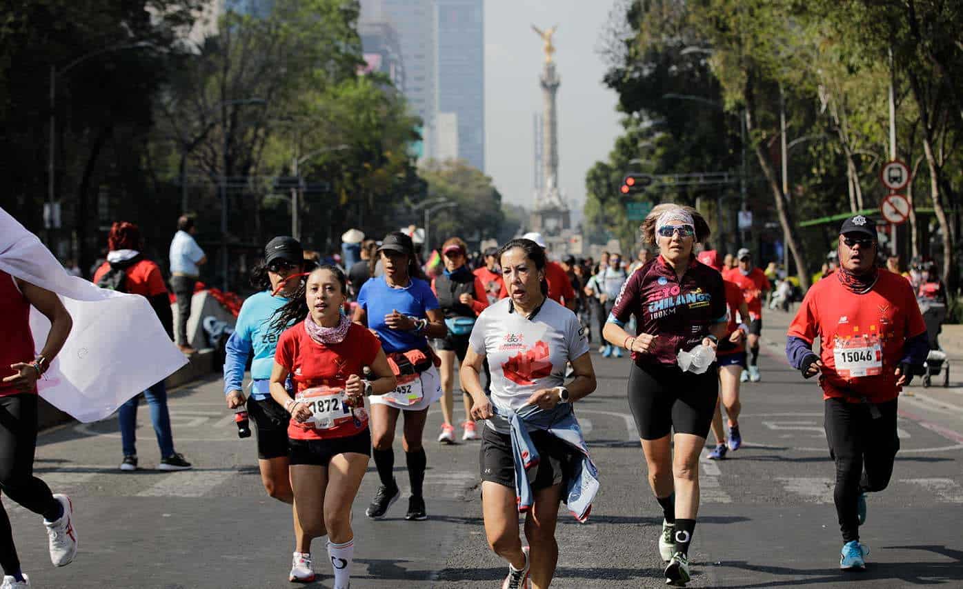 Participantes corriendo en el Maratón CDMX