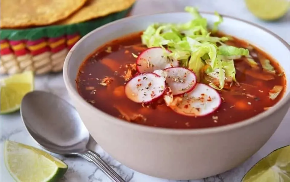 pozole rojo servido en la mesa