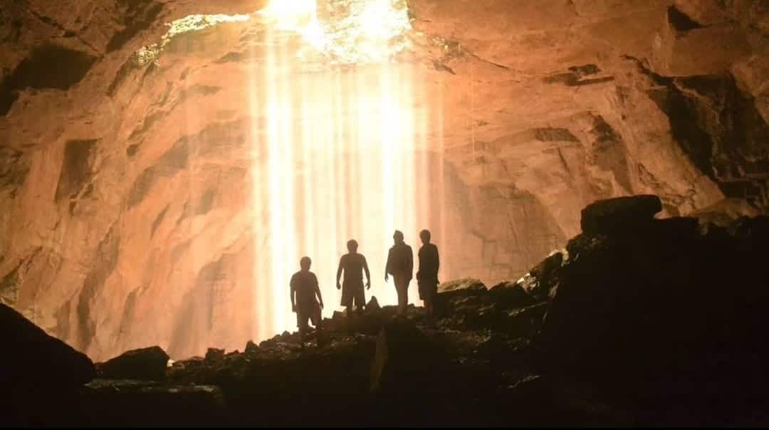 Rayos de luz en la cueva