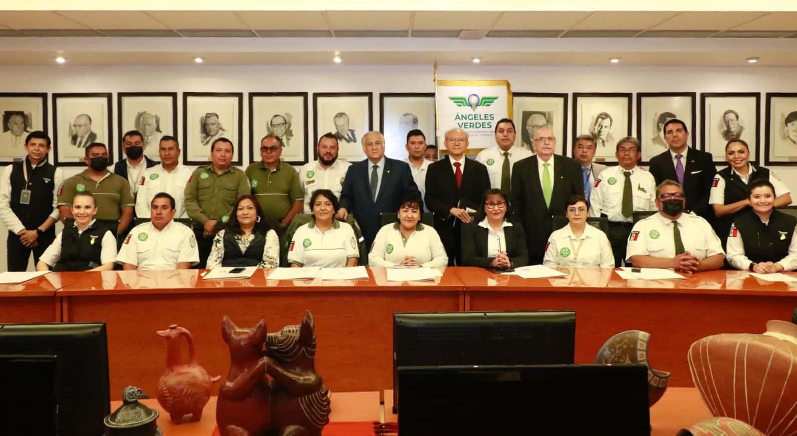 Ángeles Verdes recibe reconocimiento por 62 años de servicio