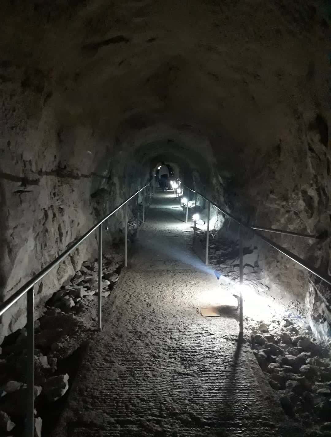 caminos a las diferentes salas de las grutas
