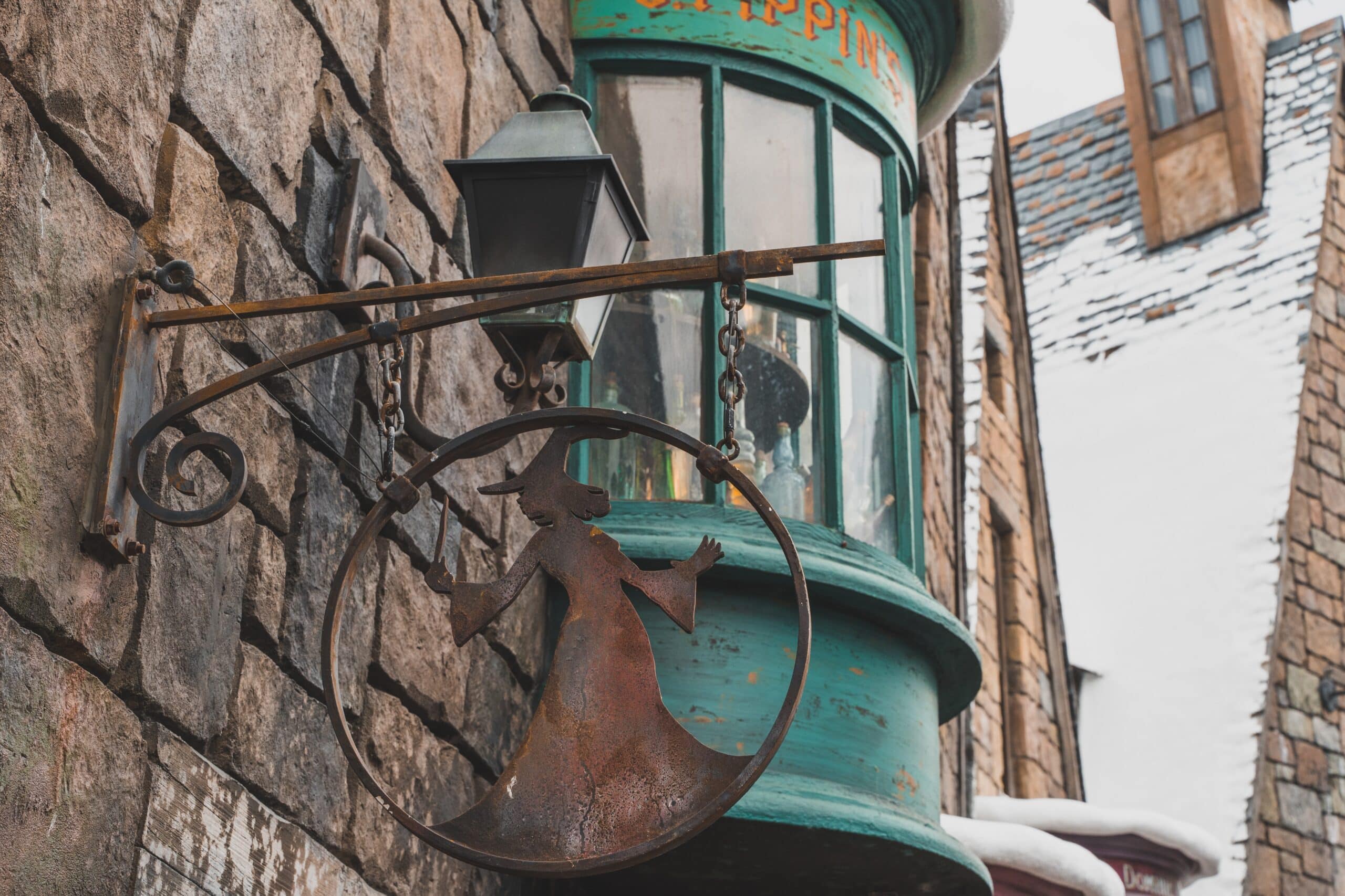 una tienda de magia por el exterior