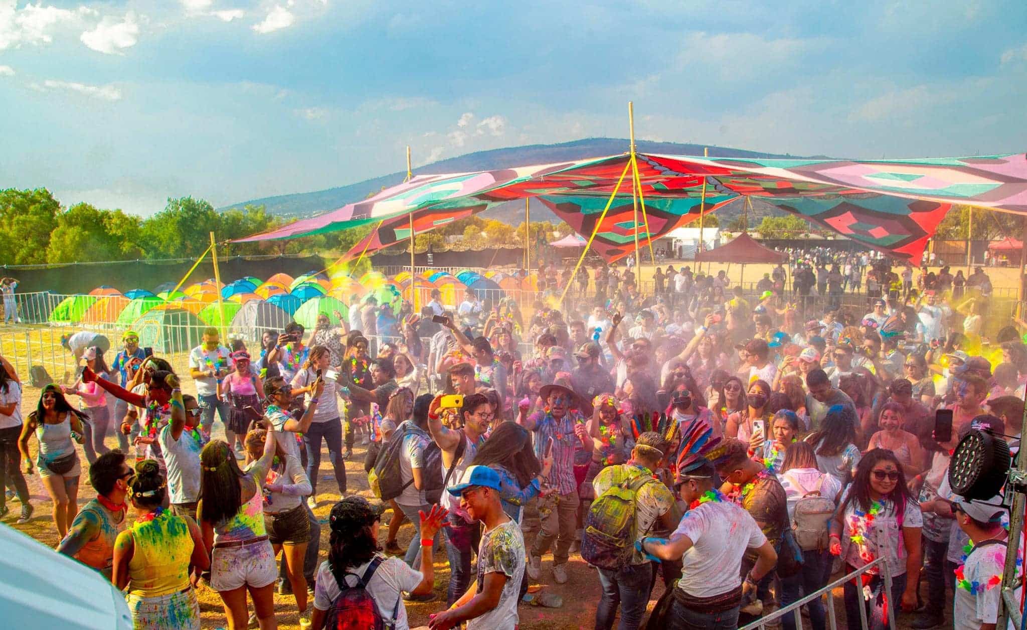 Vive el Holi Color Fest en Teotihuacán