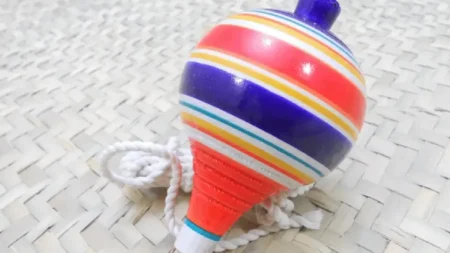 El yoyo, con el que se logran notables acrobacias y juegos manuales, es un artefacto que en México gozó de gran popularidad en el siglo XX, e incluso hubo concursos en televisión con hábiles competidores.