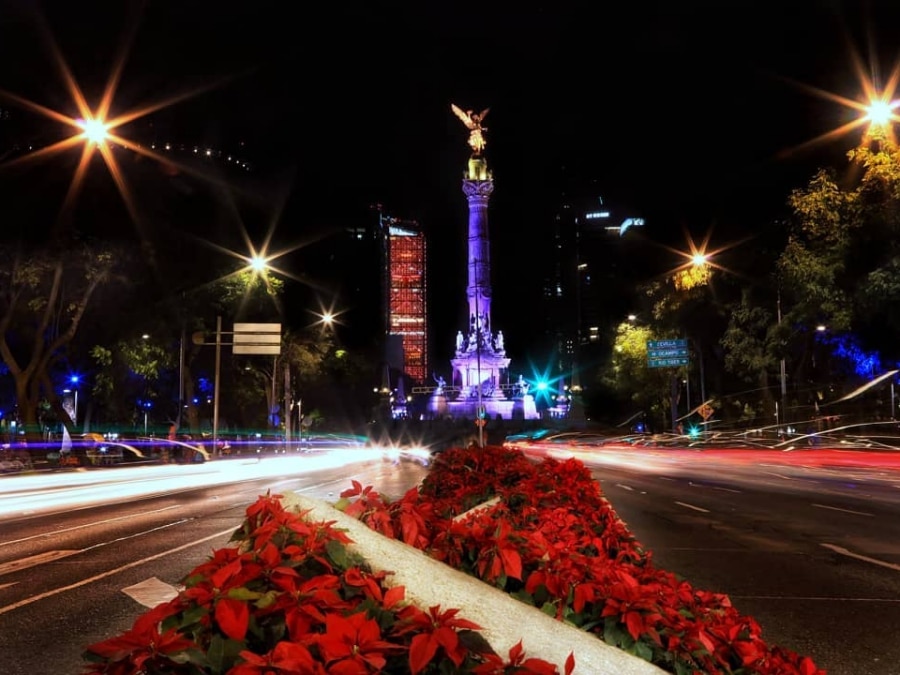 Iluminacion en Paseo de la Reforma y el Zocalo de la CDMX.