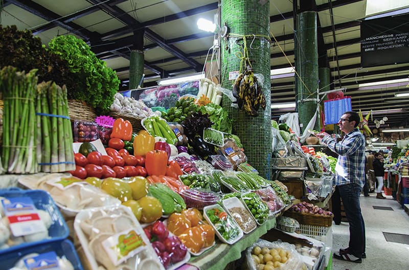 venta de verduras y legumbres en el mercado de San Juan