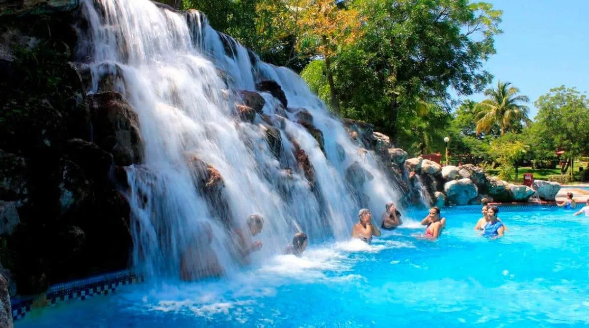 gente debajo de una cascada