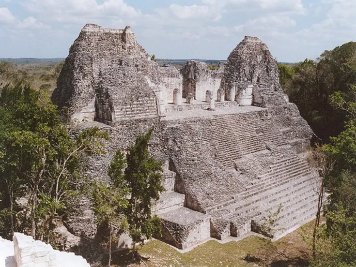 Zona arqueologíca de Becán, Campeche.