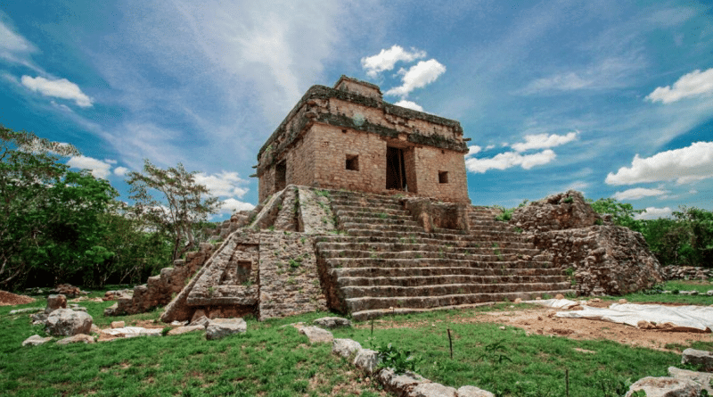Zona arqueologíca de Dzibilchaltún, Yucatán.