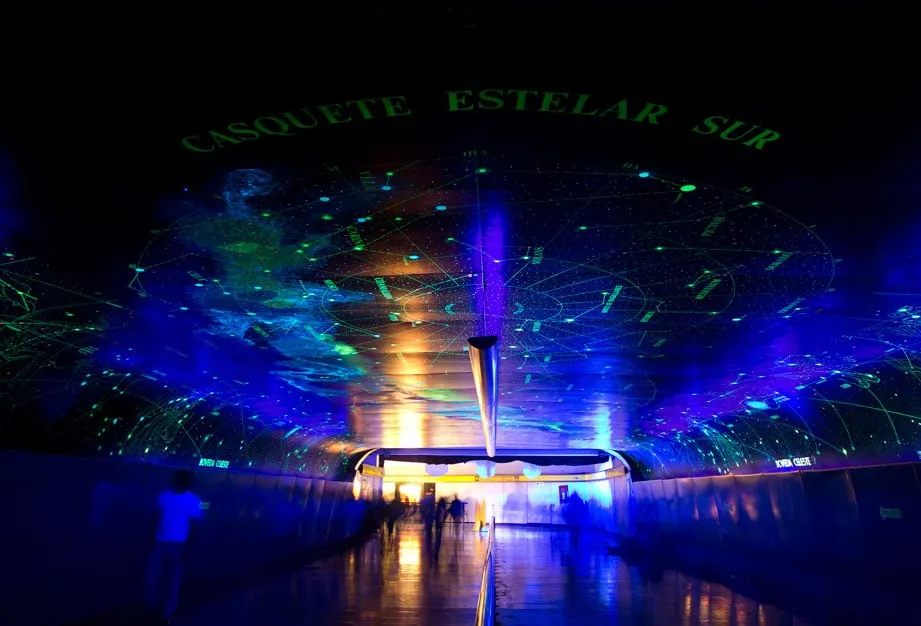tunel de la ciencia del metro la raza
