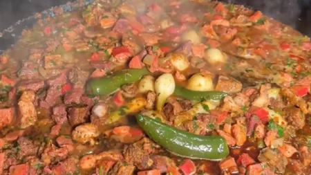 Una discada tradicional incluye carne de res, tocino, jamón, salchichas, y chorizo mexicano, pero como todas las recetas tradicionales, cada familia tiene su propia manera de prepararla.
