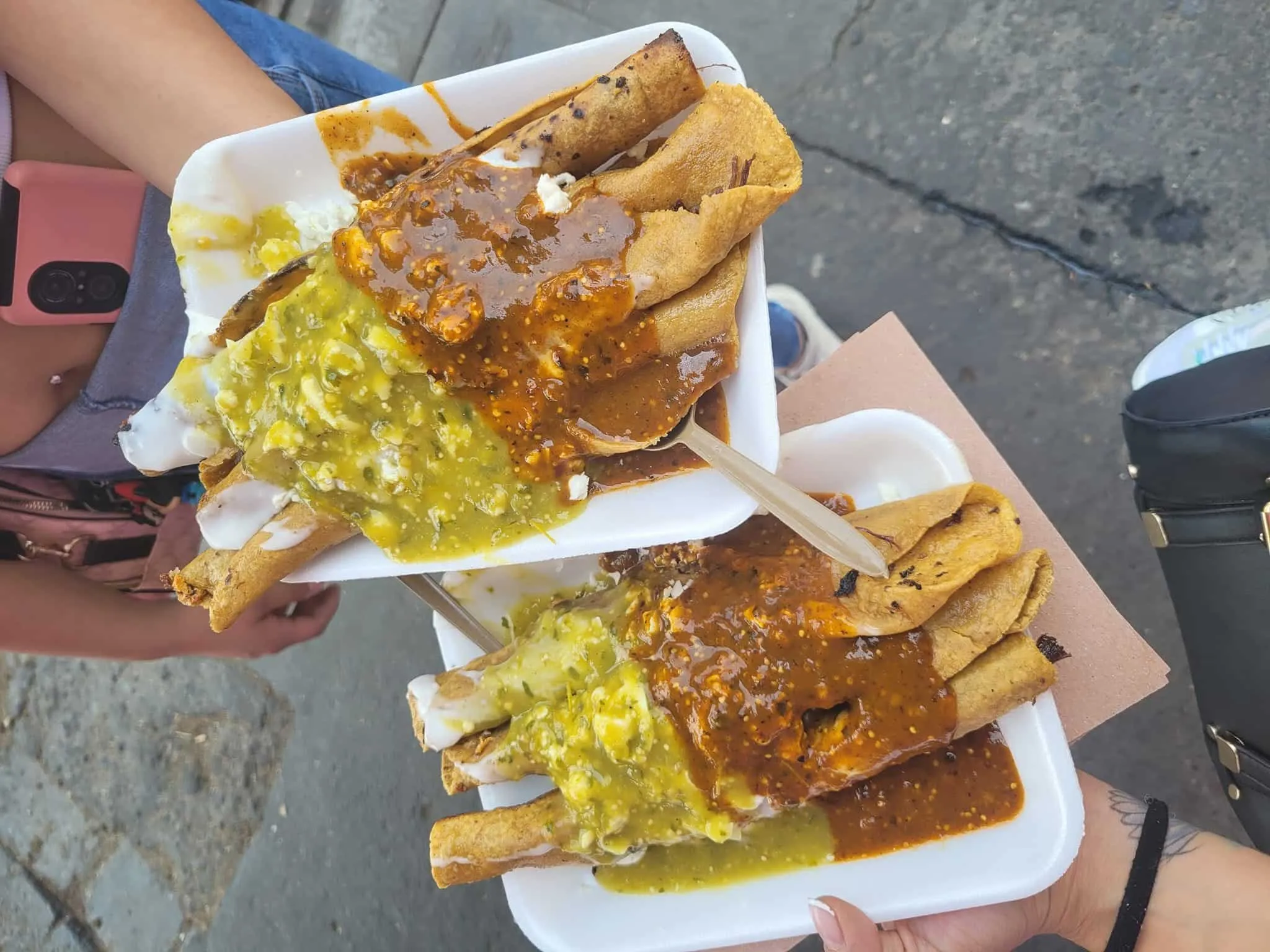flautas ahogadas de la peralvillo salsa verde y salsa morita