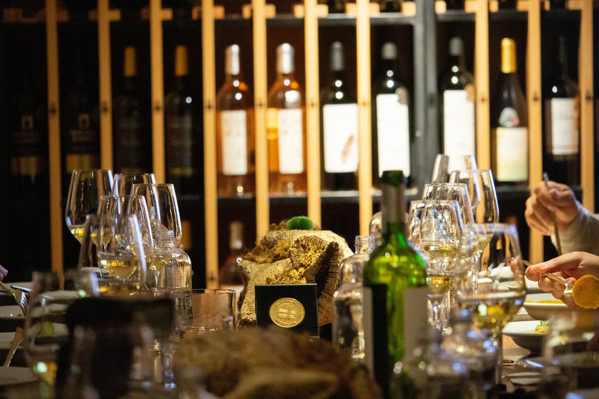 Botellas y copas de vino