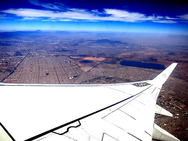 volar en avion es una de las formas de viajar a baja california sur