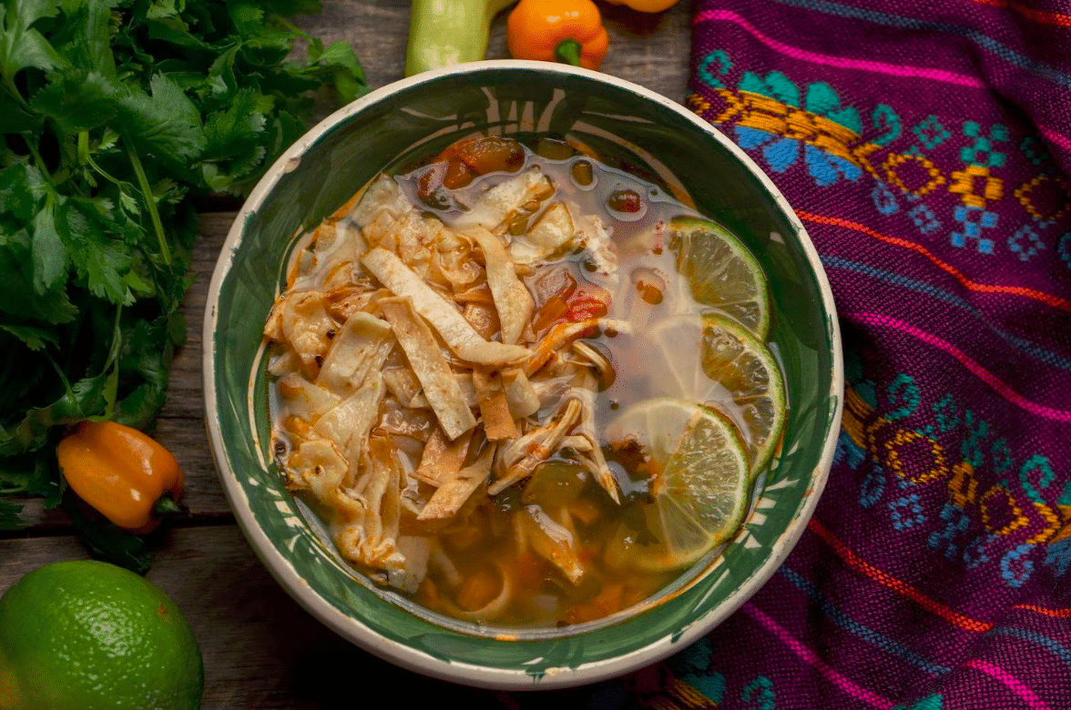 Sopa de lima, platillo con sabor a Yucatán