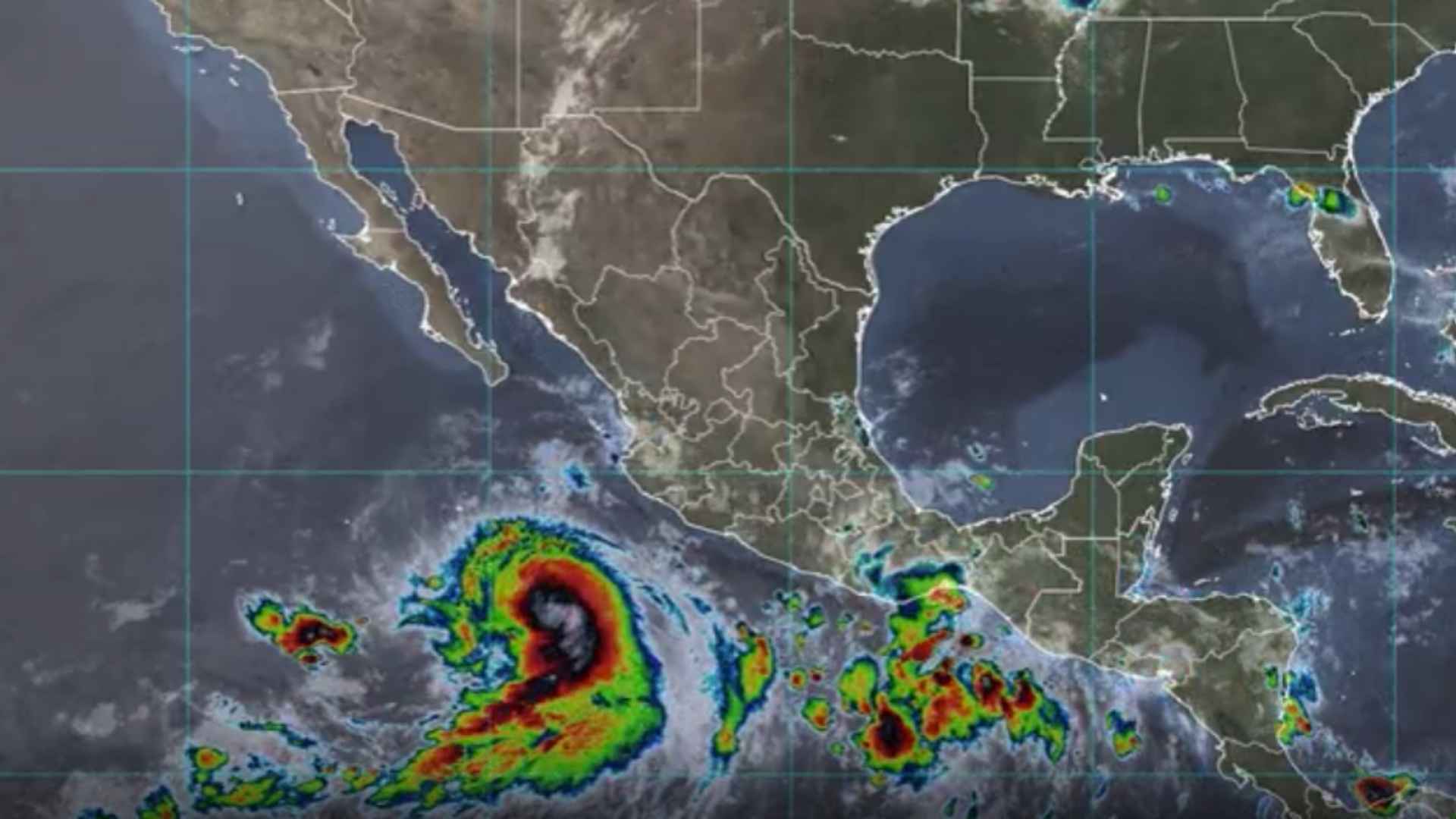 ‘Adrián’ toma fuerza y se intensifica a huracán categoría 1