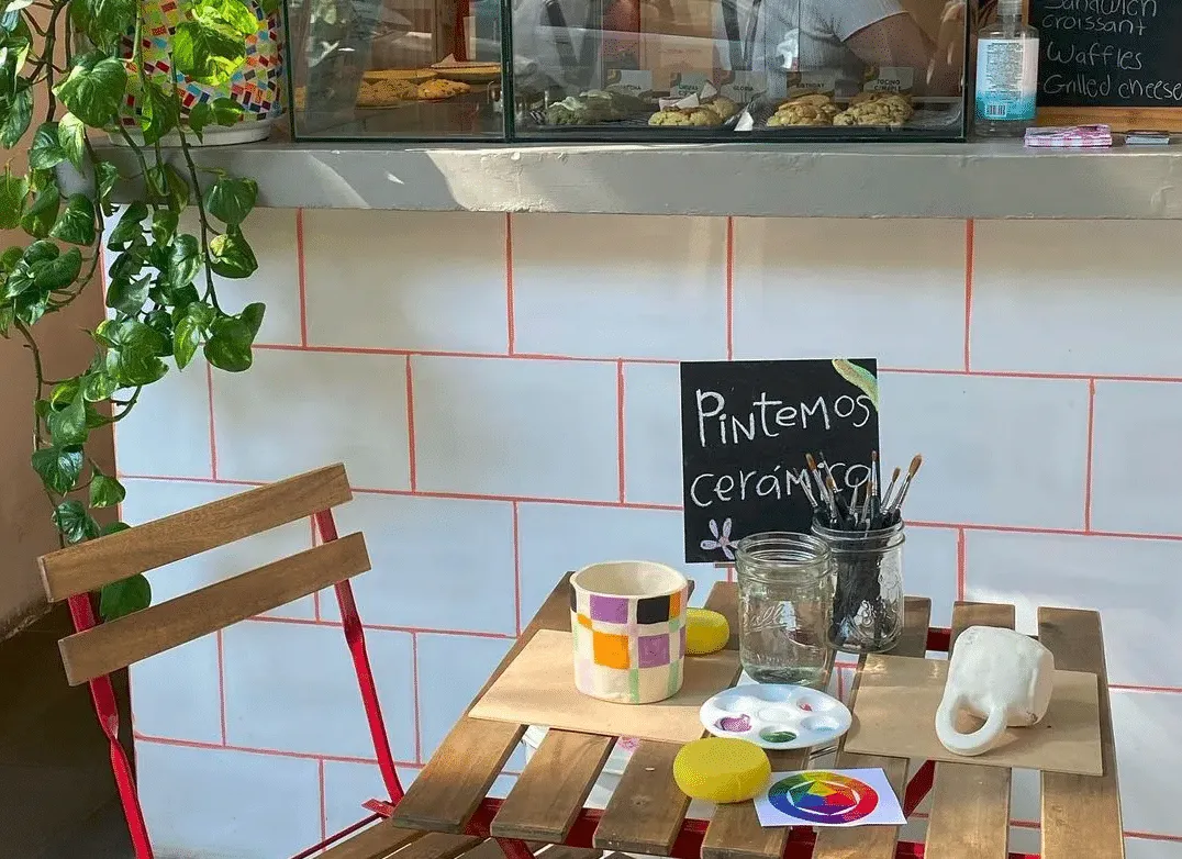 Ramona Artesanal- Pintando tazas de cerámica y tomando café en la CDMX