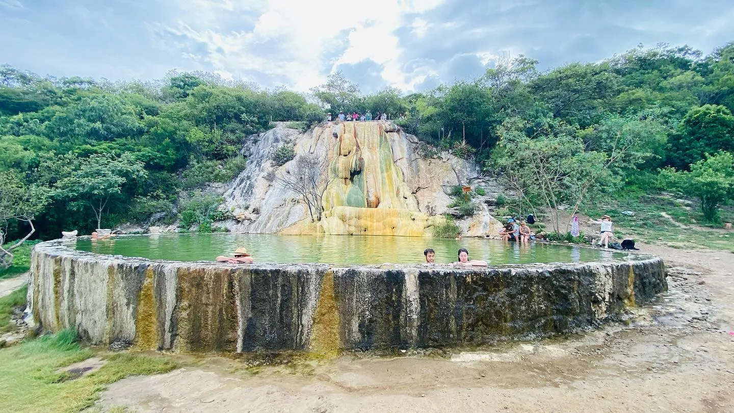Las cascadas petrificadas de Hierve el Agua, en el estado de Oaxaca, constituyen uno de los atractivos naturales ecoturísticos más especiales del estado, y por eso en Descubre México hoy queremos contarte sobre el. 