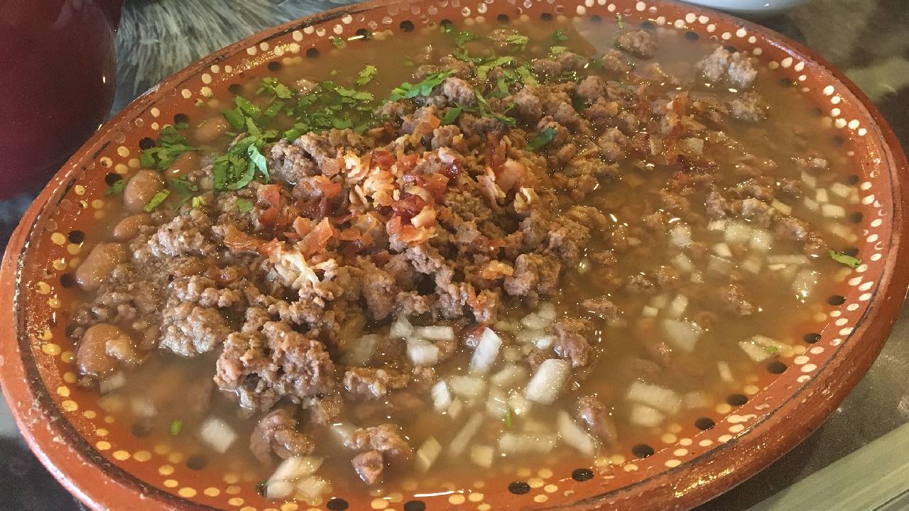 La carne en su jugo nace de las manos de Juan José Gálvez ‘El Gallo‘ y desde entonces el platillo ocupa un lugar especial en la gastronomía del estado.