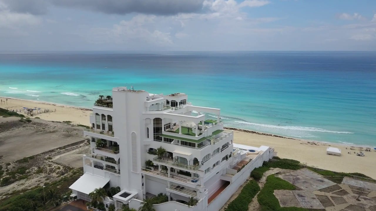 Esta es la increíble mansión de Hugo Sánchez en Cancún
