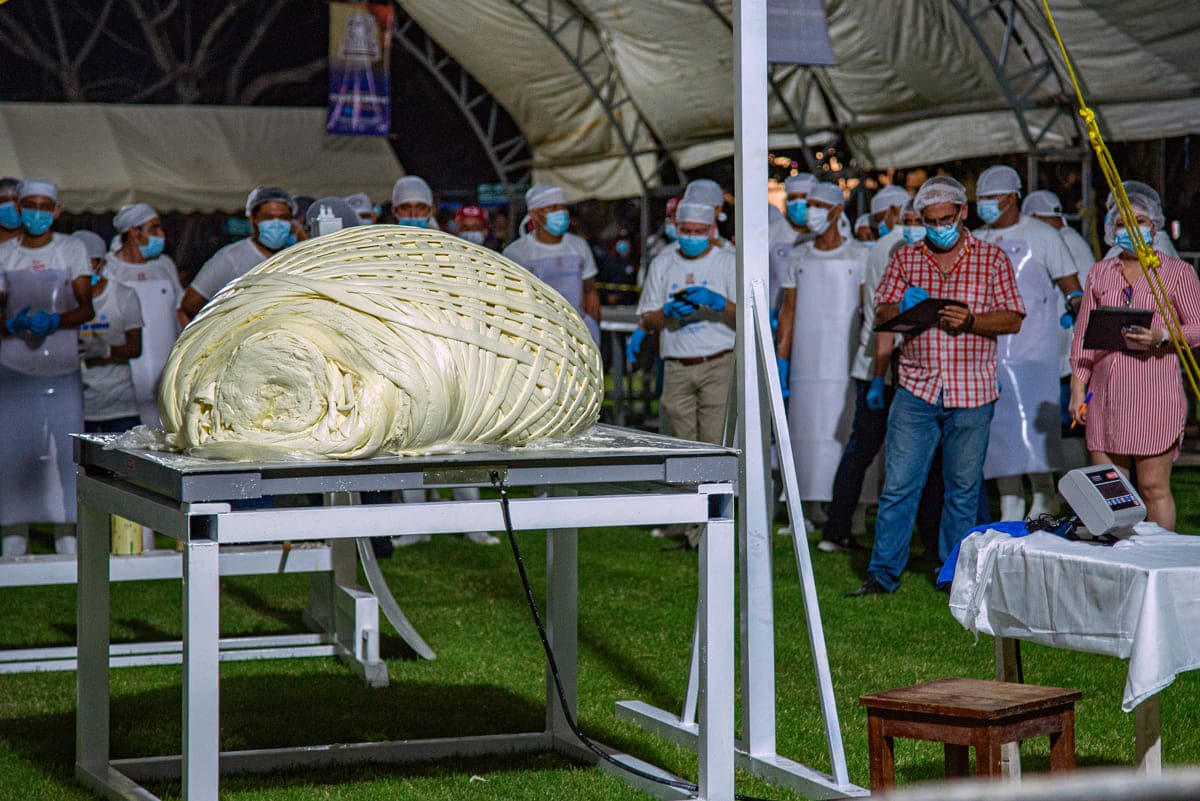Chiapas rompe récord Guinness con la bola de quesillo más grande